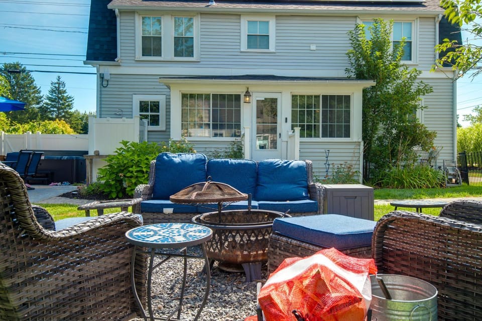 Hot Tub & Fireplace: Coastal Getaway in Maine House in Wells