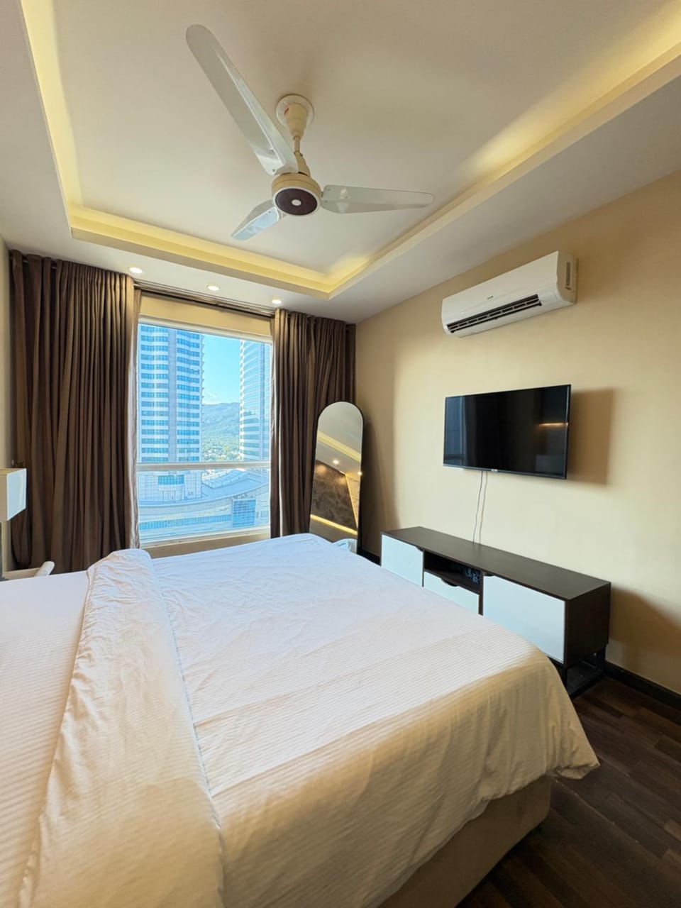 TV and multimedia, Photo of the whole room, Bedroom
