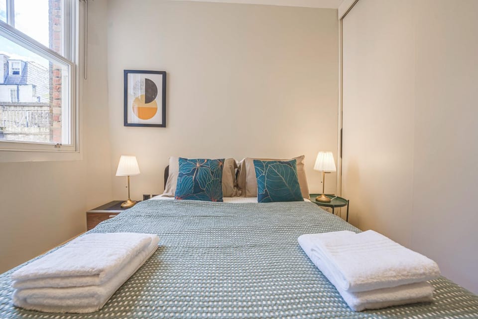 Fitzrovia Apartments 3BR Sleeps 18 Oxford Apartment in London Borough of Islington