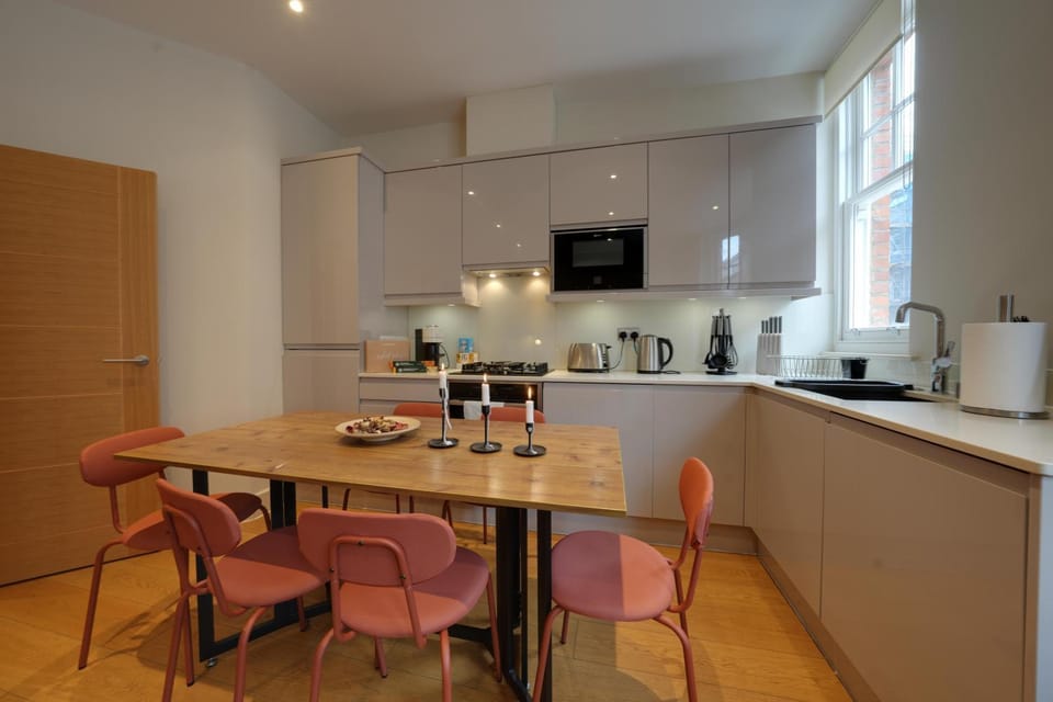 Fitzrovia Apartments 3BR Sleeps 18 Oxford Apartment in London Borough of Islington