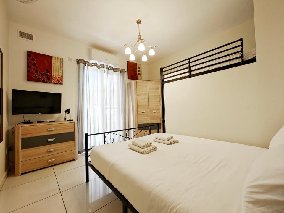 Bed, TV and multimedia, Photo of the whole room, Bedroom, towels, air conditioner