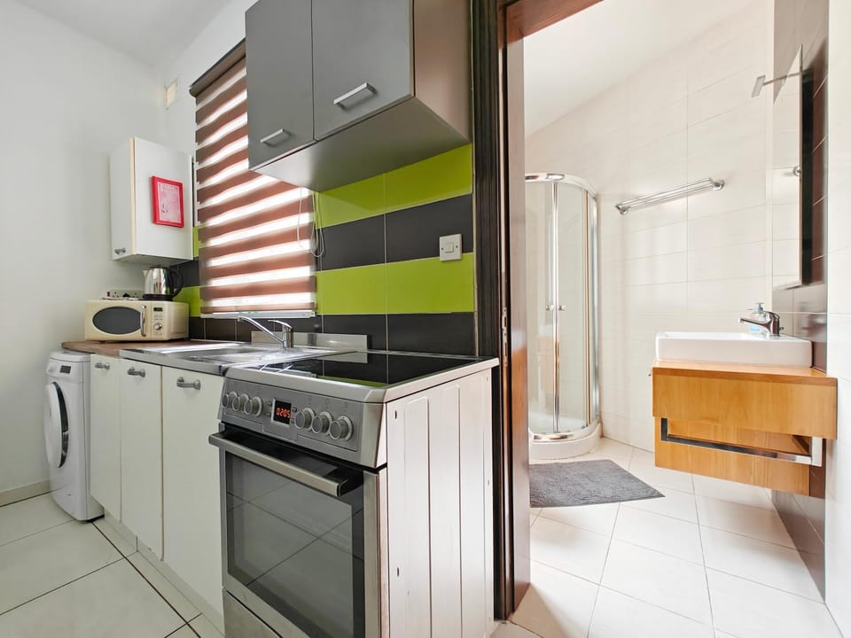 Shower, Bathroom, Coffee/tea facilities, Kitchen or kitchenette, microwave, oven, stove, washing machine