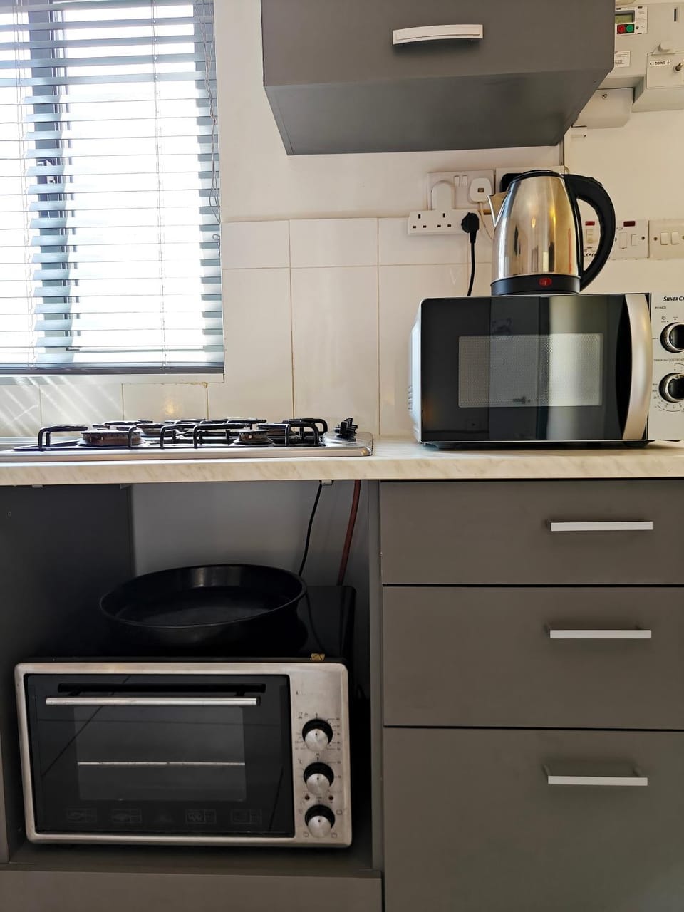 Coffee/tea facilities, Kitchen or kitchenette, oven, stove