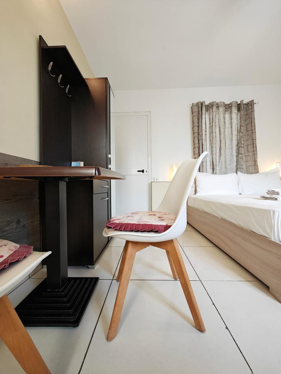 Bed, Seating area, Dining area, Bedroom, wardrobe