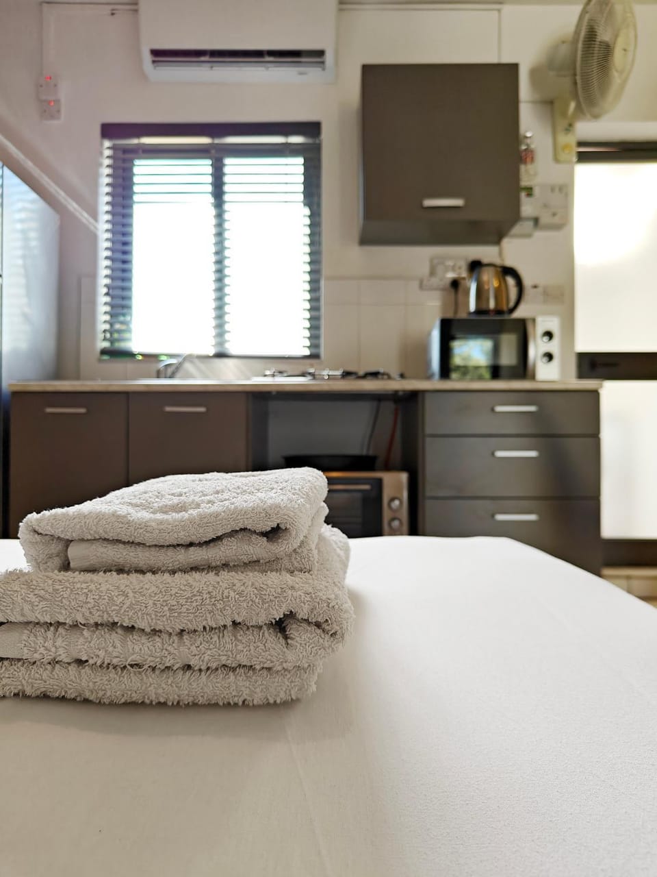 Coffee/tea facilities, Kitchen or kitchenette, Photo of the whole room, Bedroom, microwave, oven, stove, towels, air conditioner