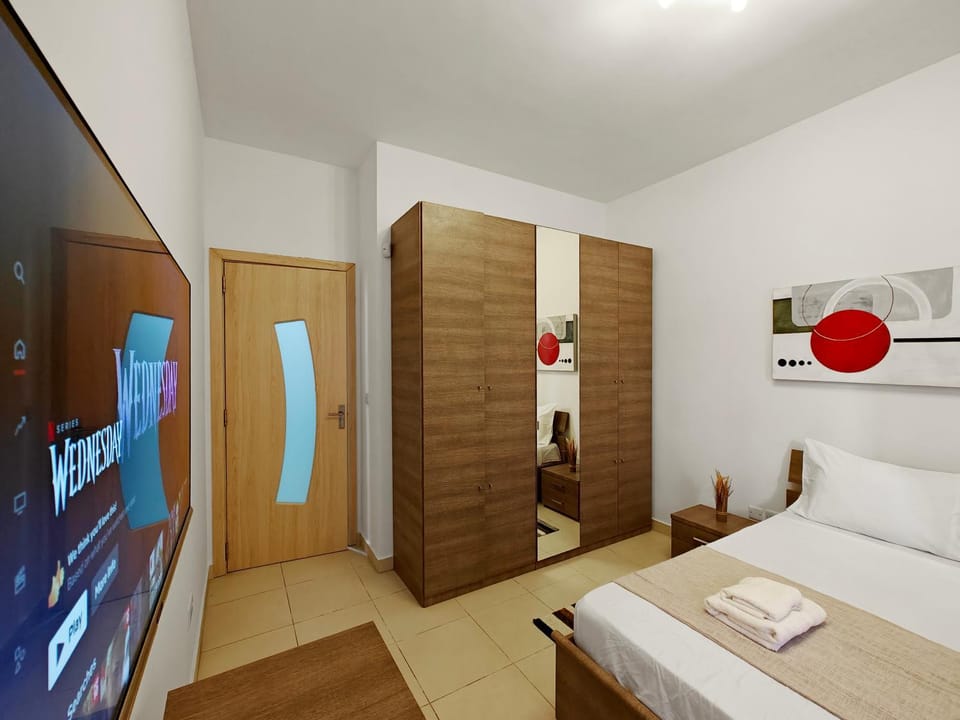 Bed, TV and multimedia, Photo of the whole room, Bedroom, wardrobe