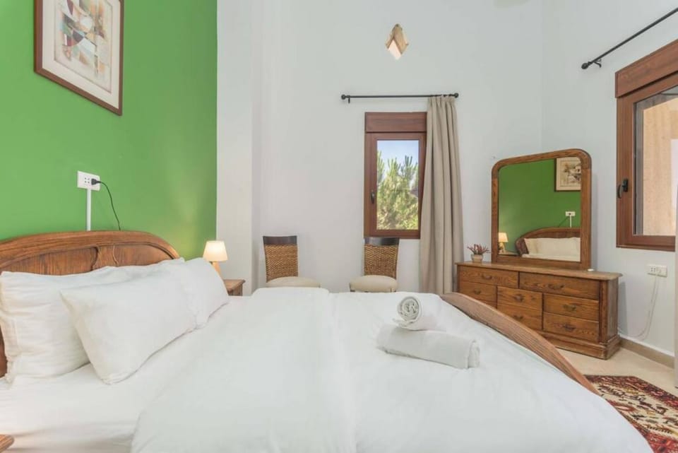 Bed, Bedroom, hair dresser, towels, air conditioner