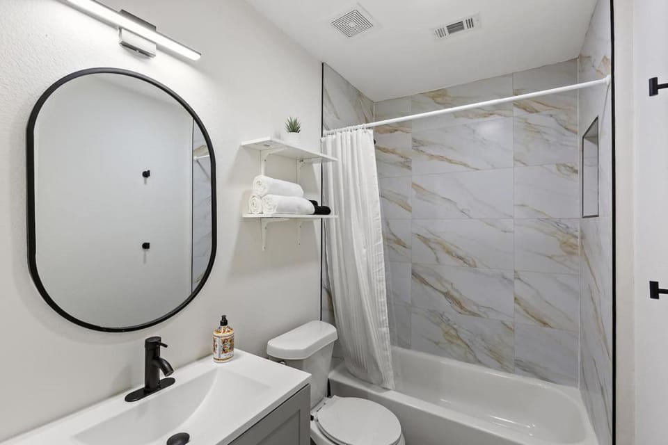 Shower, Toilet, Bathroom, Bath, towels