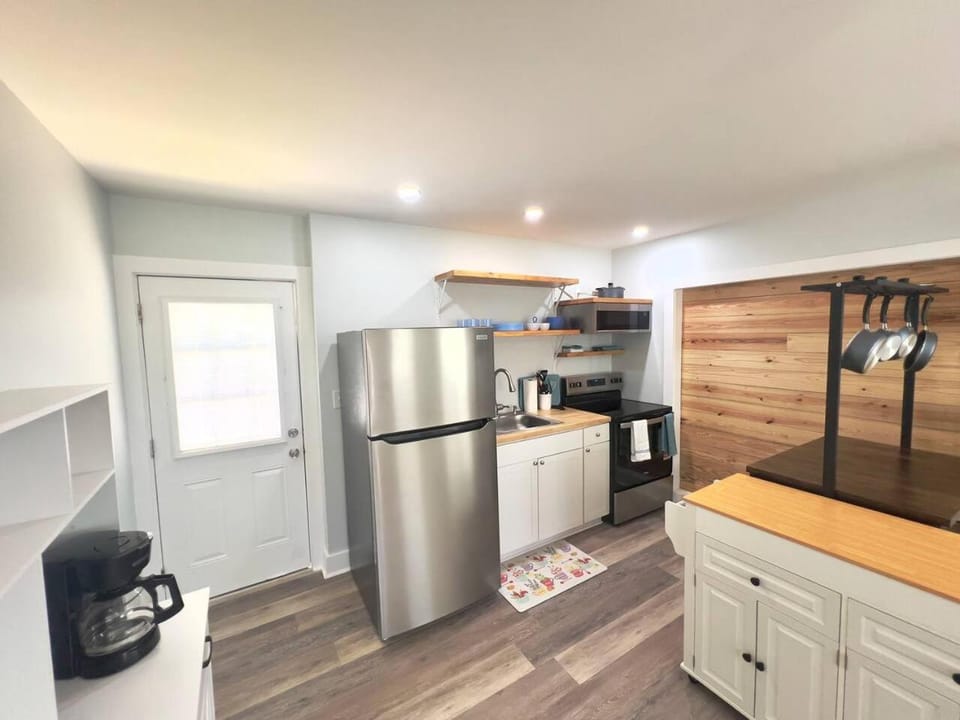 Coffee/tea facilities, Kitchen or kitchenette, oven, pet friendly, stove, toaster