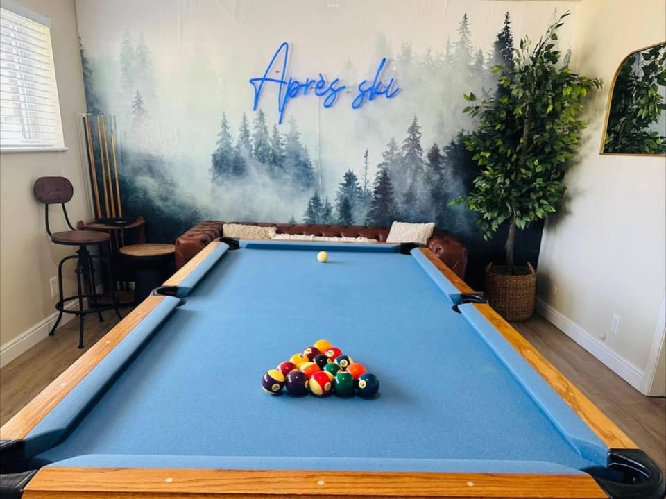 Apres Abode • Pet-Friendly Ski Retreat w/ Hot Tub House in Sandy