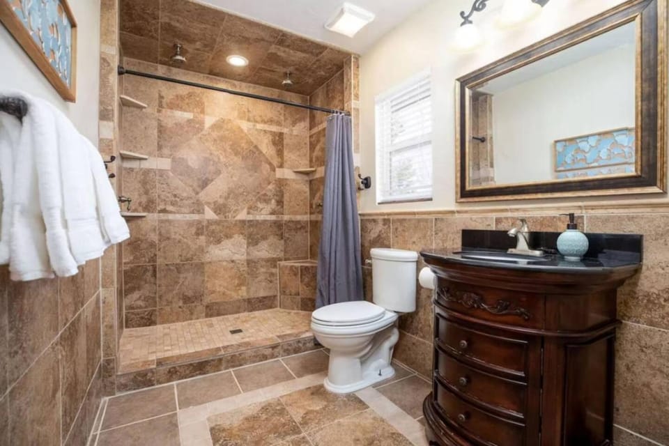 Apres Abode • Pet-Friendly Ski Retreat w/ Hot Tub House in Sandy