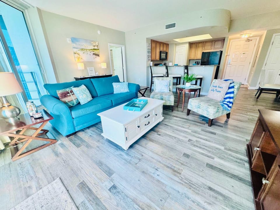 TV and multimedia, Kitchen or kitchenette, Living room, Seating area, Dining area
