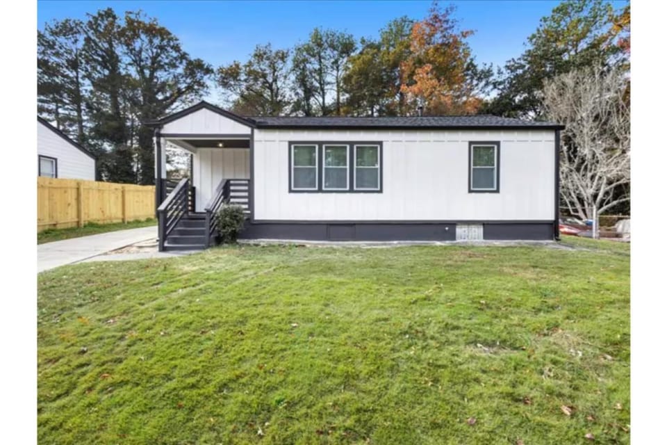 Private Fenced Yard - Fireplace - Free Parking House in Atlanta