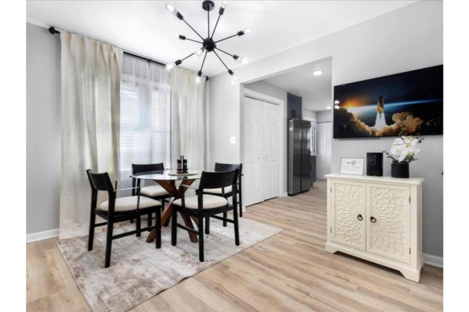 Private Fenced Yard - Fireplace - Free Parking House in Atlanta
