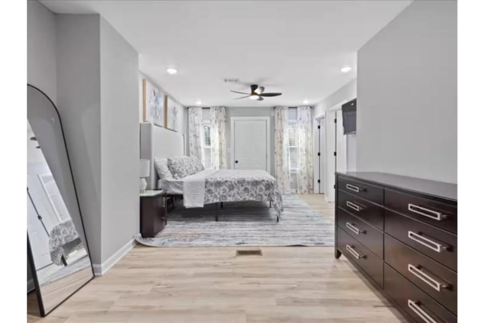 Private Fenced Yard - Fireplace - Free Parking House in Atlanta