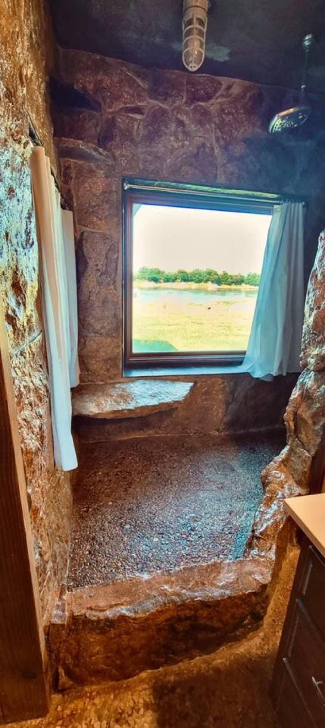 Waterfront Rock Shower Suite with Sunset View Room House in Saint Joseph