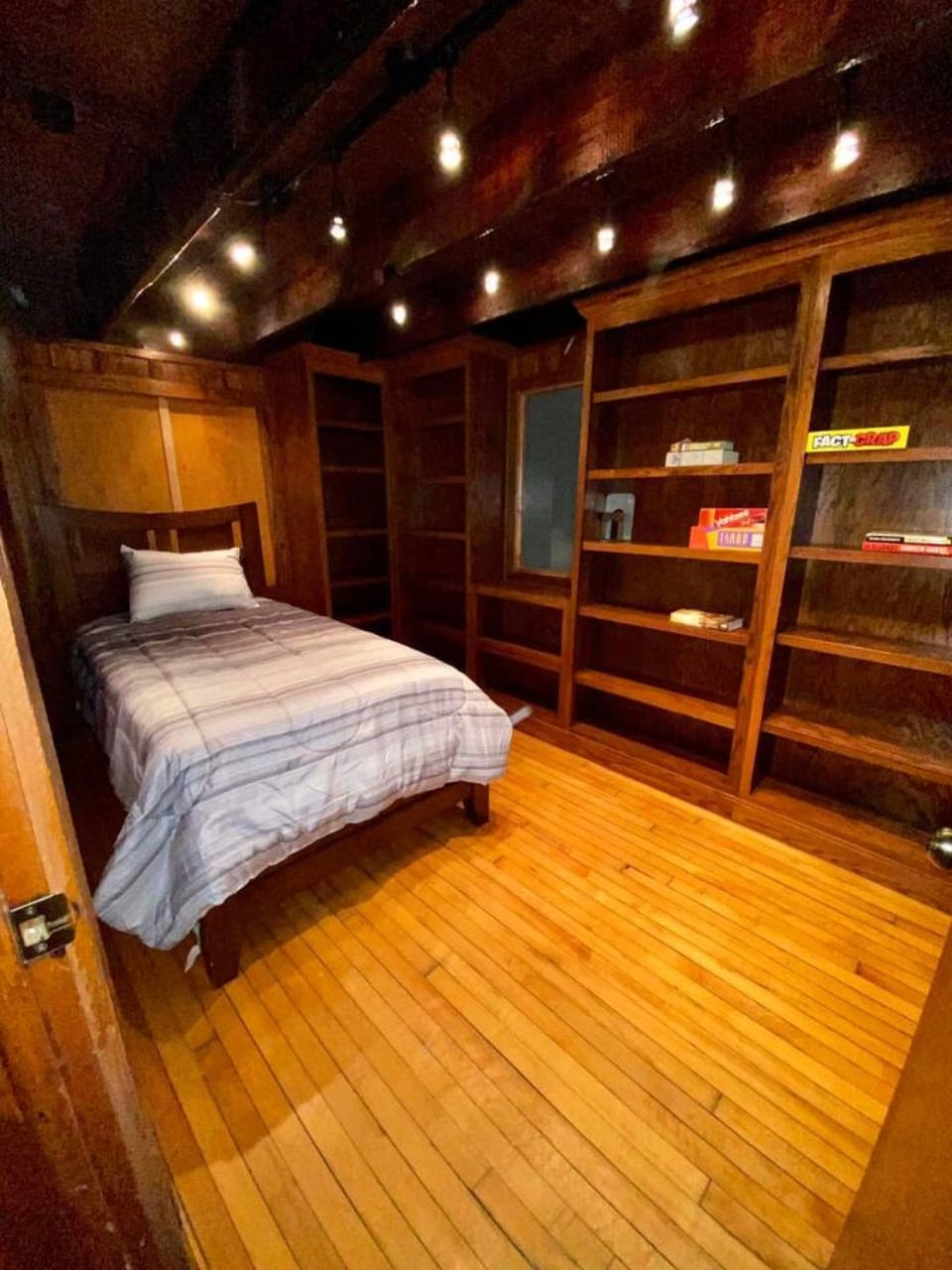 Penthouse w Boho Loft and Jacuzzi and Balcony 3 bdrm House in Saint Joseph
