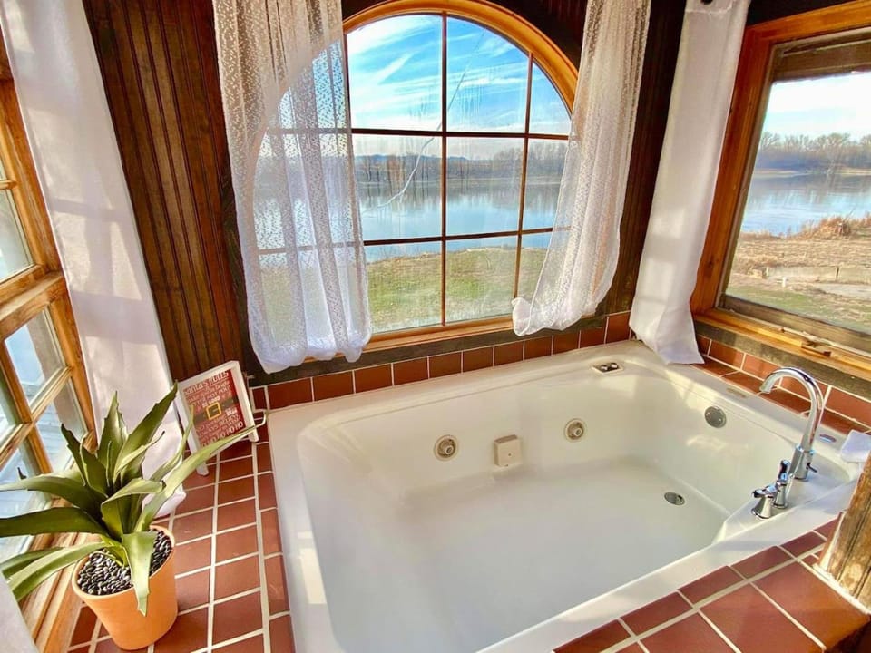 Penthouse w Boho Loft and Jacuzzi and Balcony 3 bdrm House in Saint Joseph