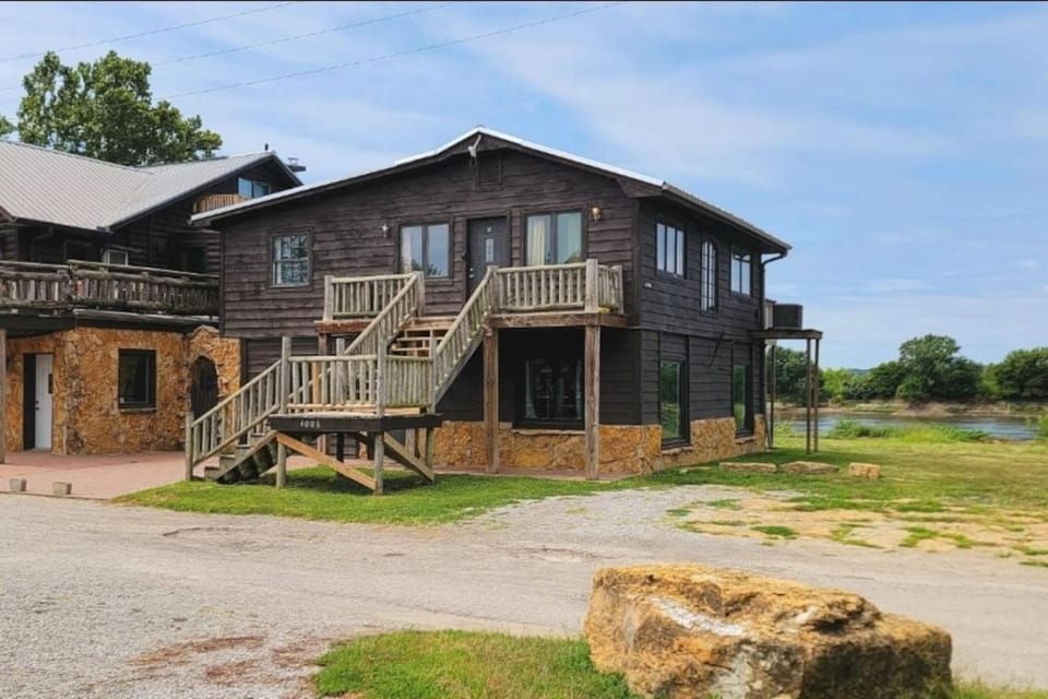 Riverfront 2 bdrm Jacuzzi Cabin with Sunset Balcony Cabin in Saint Joseph