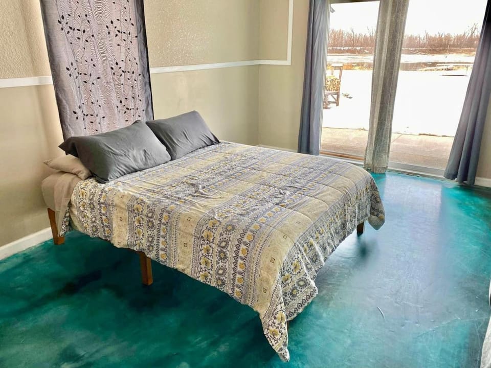 Riverfront Studio Cabin with Amazing View and Huge Yard Cabin in Saint Joseph
