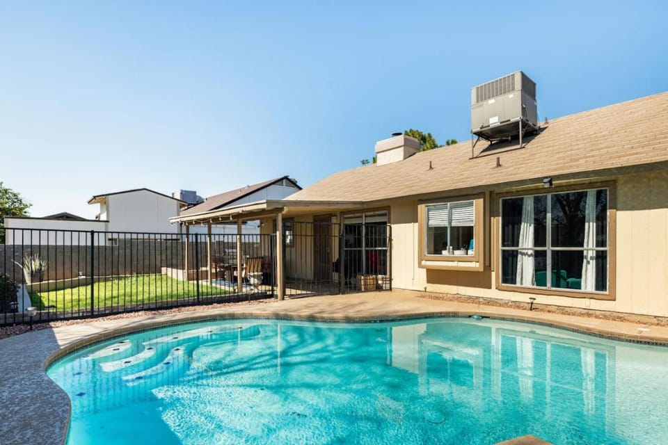 3B with pool for groups near stadium and entertainment House in Glendale