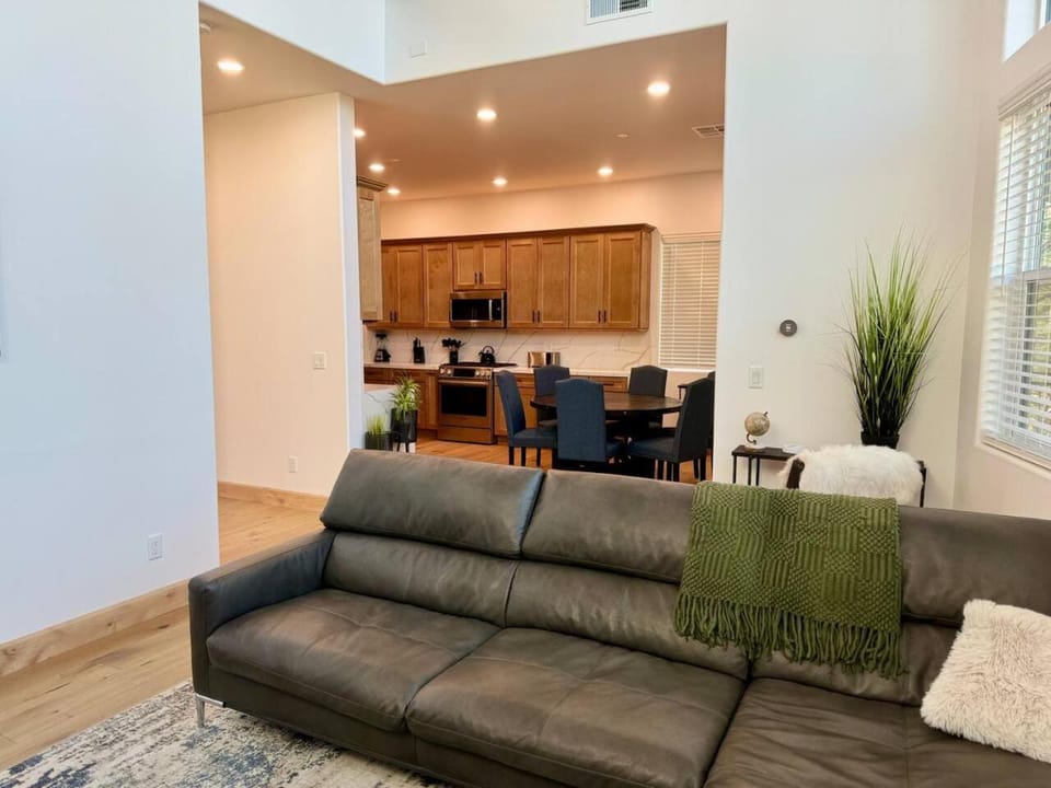 Kitchen or kitchenette, Living room, Seating area, Dining area