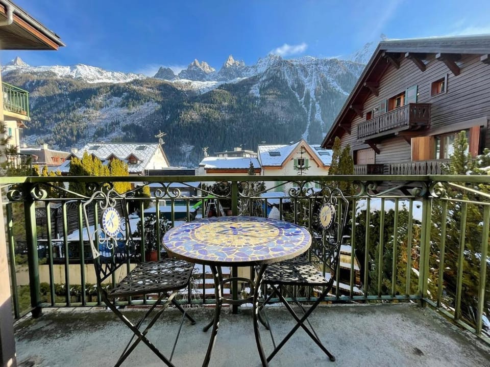 Property building, Patio, Nearby landmark, Day, Natural landscape, Winter, View (from property/room), Balcony/Terrace, Dining area, Mountain view