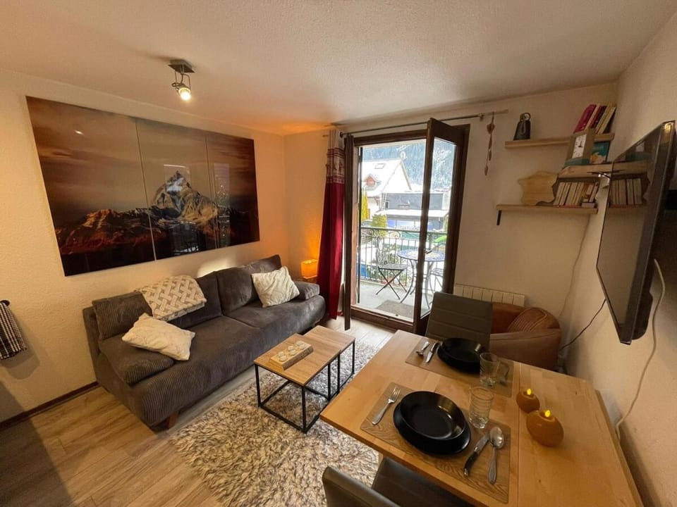 TV and multimedia, Kitchen or kitchenette, Living room, Seating area, Dining area