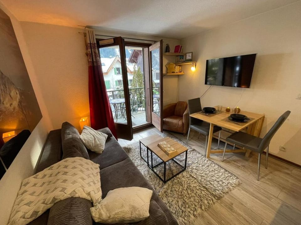 Communal lounge/ TV room, TV and multimedia, Living room, Seating area, Dining area, Evening entertainment