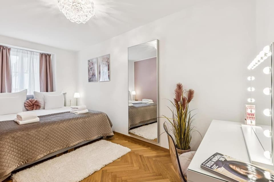 Old Town Gem by Grossmünster AC Free Parking Apartment in Zurich City