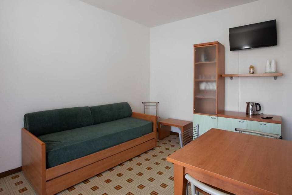 TV and multimedia, Kitchen or kitchenette, Living room, Seating area, Dining area