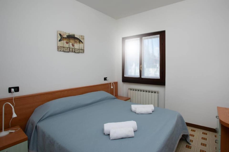 Bed, Photo of the whole room, Bedroom, internet, towels