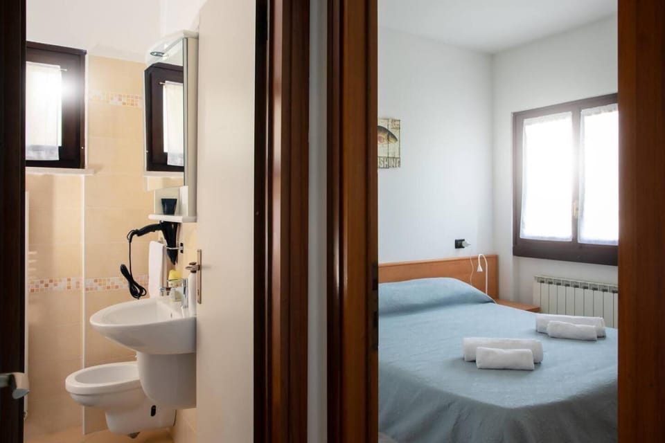 Toilet, Bed, Bathroom, Photo of the whole room, Bedroom, bidet, towels