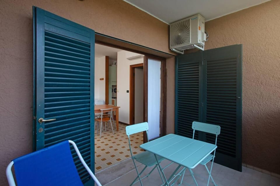 Living room, Seating area, Dining area, air conditioner