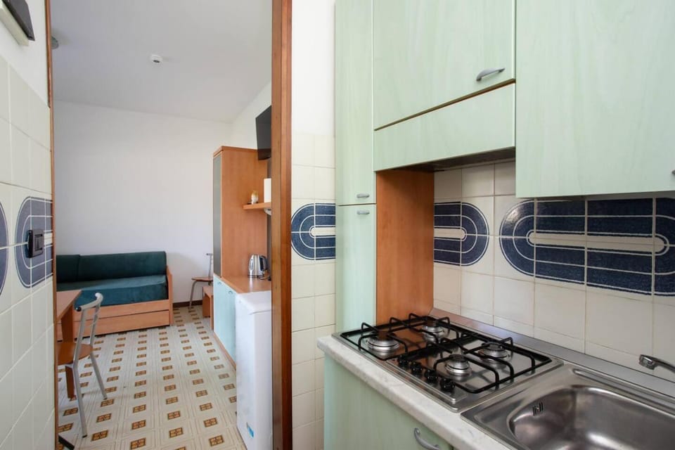 Kitchen or kitchenette, Living room, Seating area, pet friendly, stove