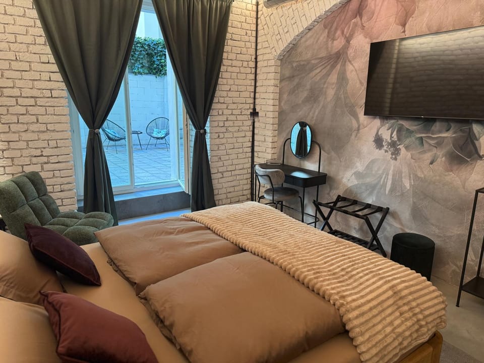 Bed, TV and multimedia, Photo of the whole room, Bedroom
