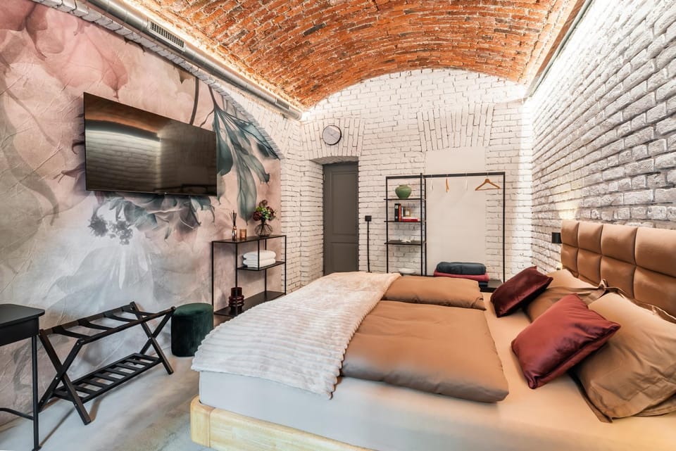 Bed, TV and multimedia, Photo of the whole room, Bedroom