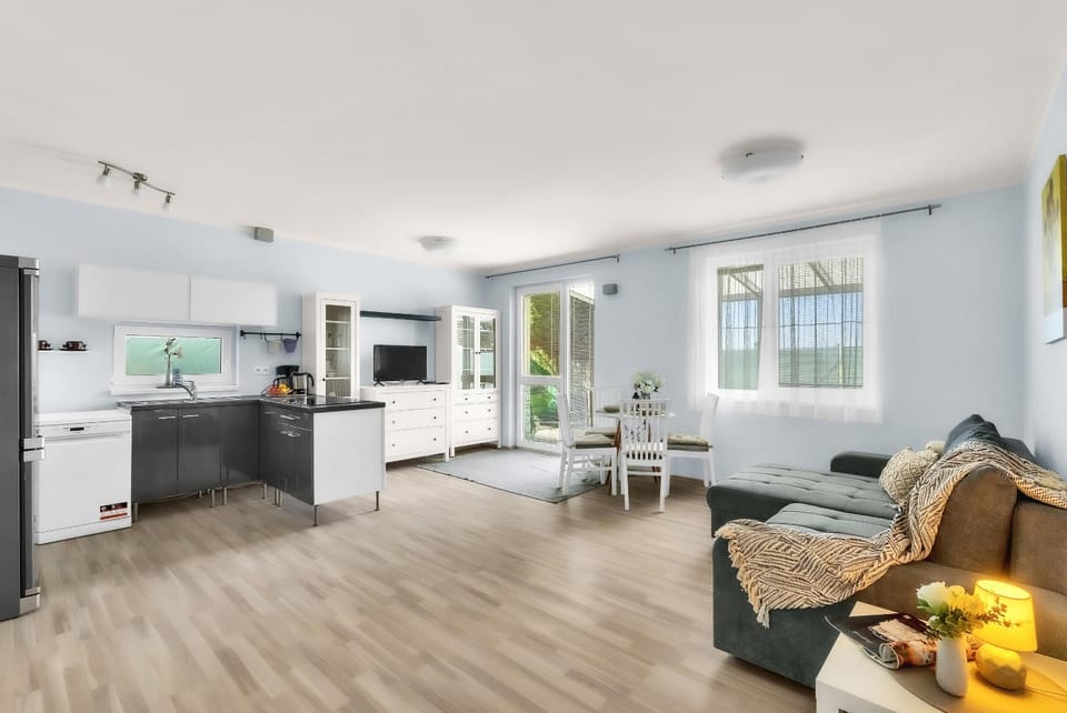 Kitchen or kitchenette, Living room, Seating area, Dining area