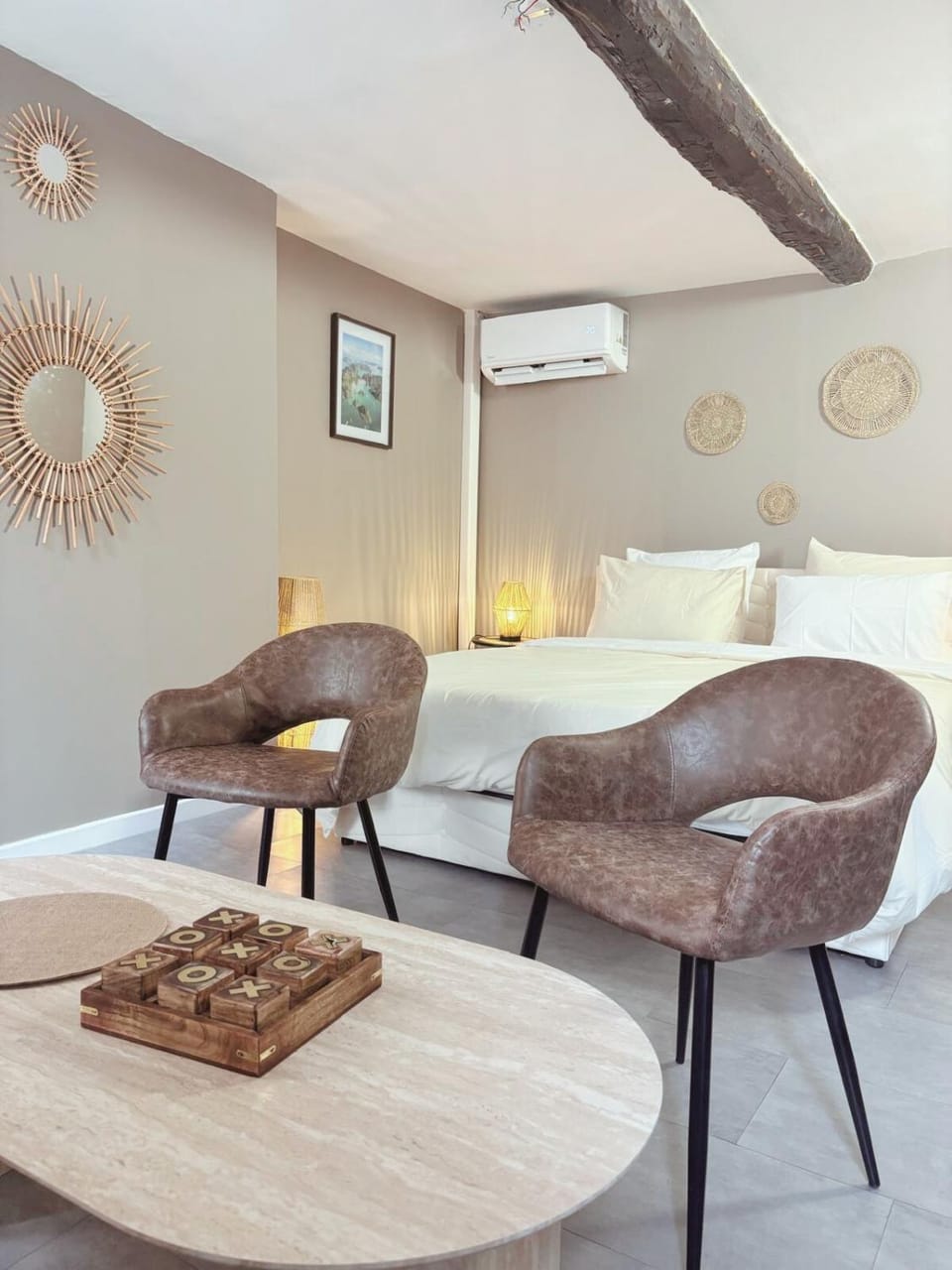 Bed, Living room, Photo of the whole room, Seating area, Bedroom, air conditioner