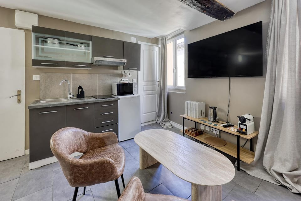 TV and multimedia, Coffee/tea facilities, Kitchen or kitchenette, Living room, Seating area, Dining area, stove