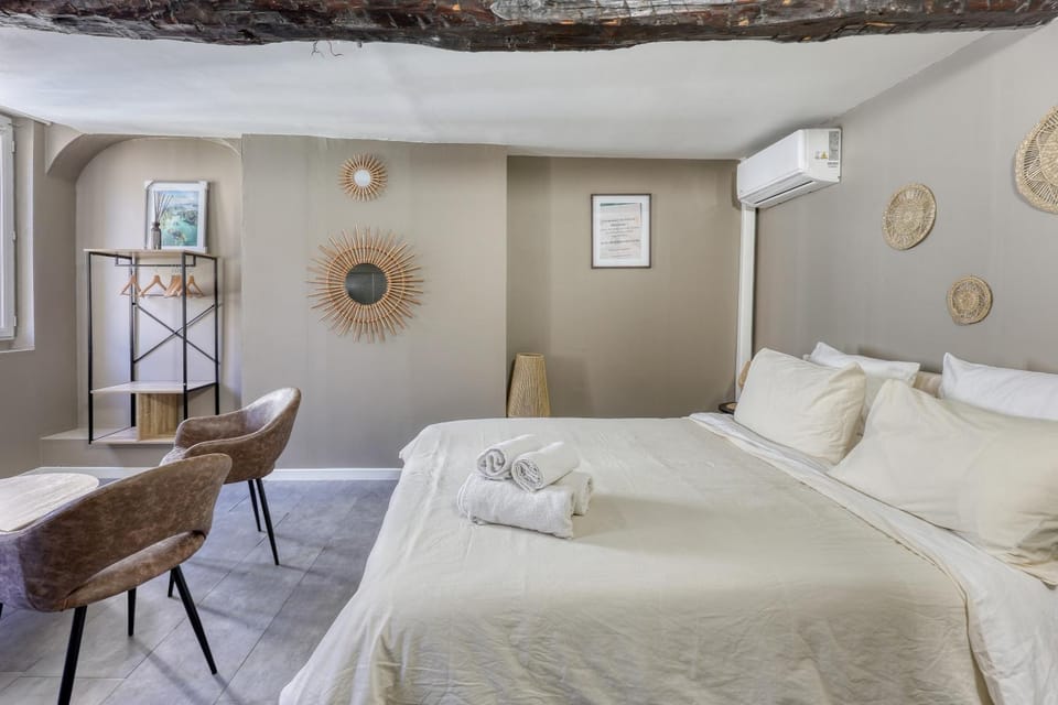 Bed, Living room, Photo of the whole room, Seating area, Bedroom, towels, air conditioner