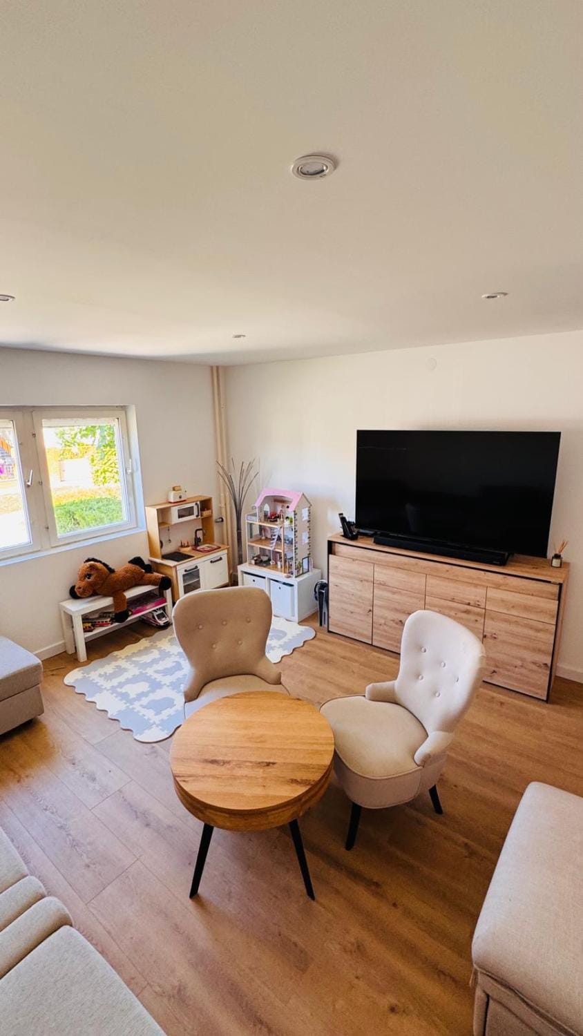 Communal lounge/ TV room, TV and multimedia, Living room, Seating area, Evening entertainment