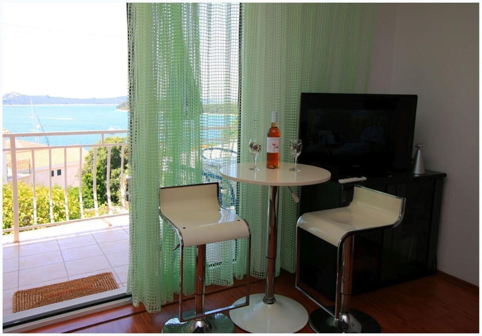 TV and multimedia, View (from property/room), Balcony/Terrace, Living room, Seating area, Sea view