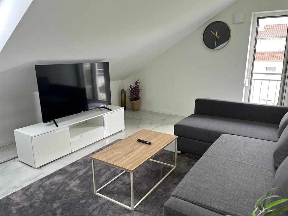 TV and multimedia, Living room, Seating area, Evening entertainment
