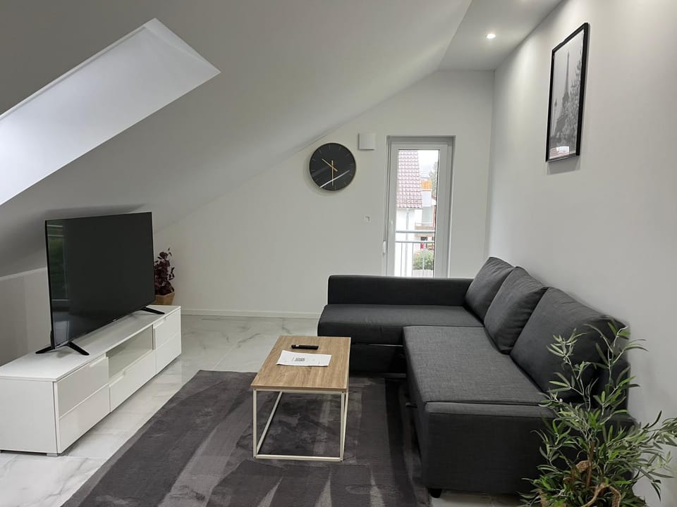 TV and multimedia, Living room, Seating area, Evening entertainment