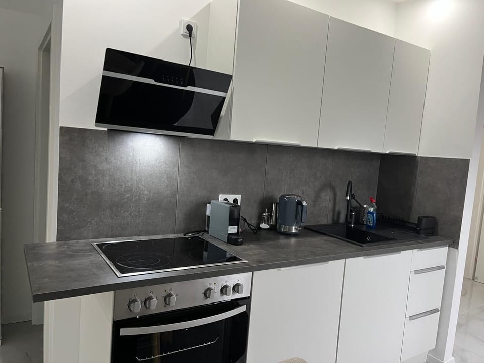 Coffee/tea facilities, Kitchen or kitchenette, dishwasher, stove, toaster