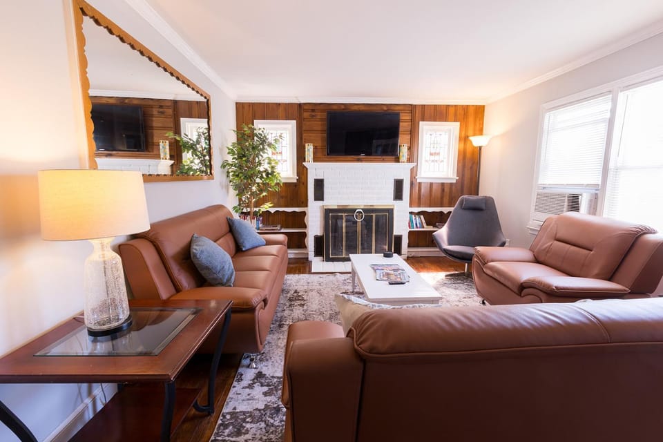 Communal lounge/ TV room, TV and multimedia, Living room, Seating area, Evening entertainment