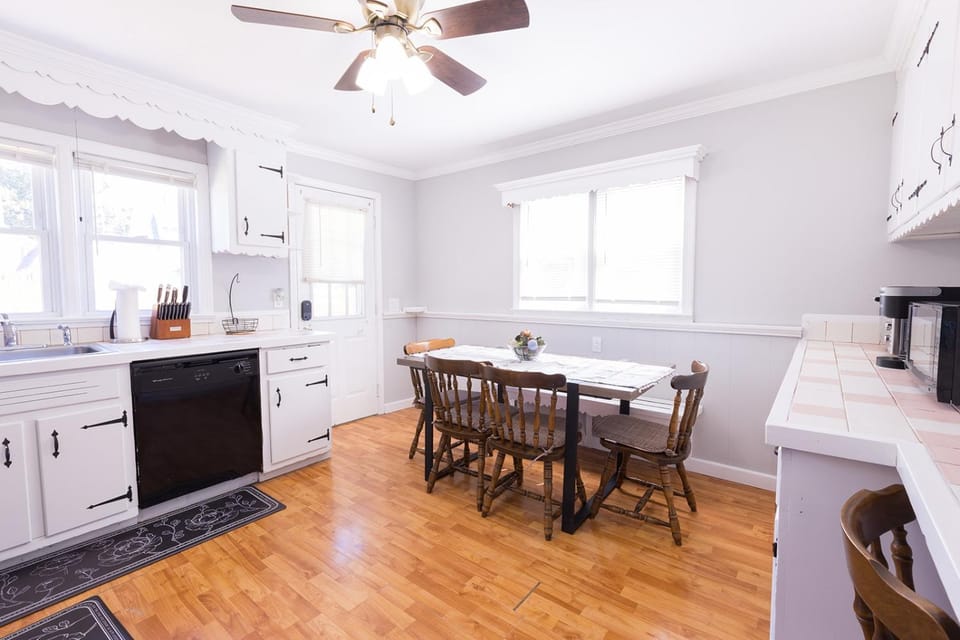 Kitchen or kitchenette, Dining area, minibar, oven, stove