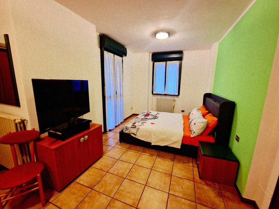 Bed, TV and multimedia, Bedroom
