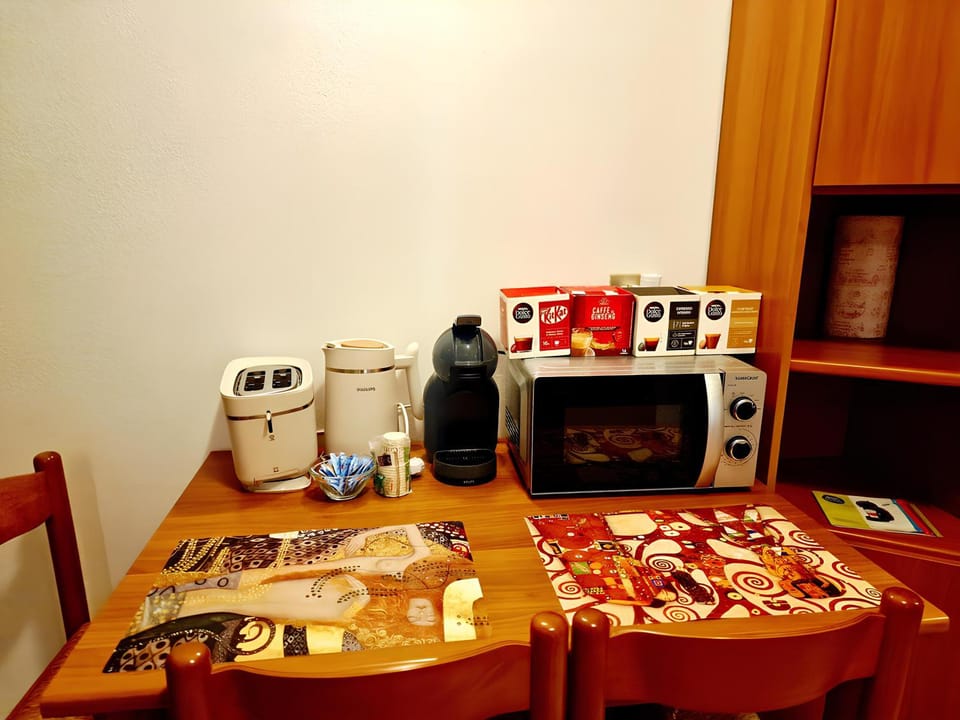 Coffee/tea facilities, Kitchen or kitchenette, Food and drinks, Dining area, Food, toaster